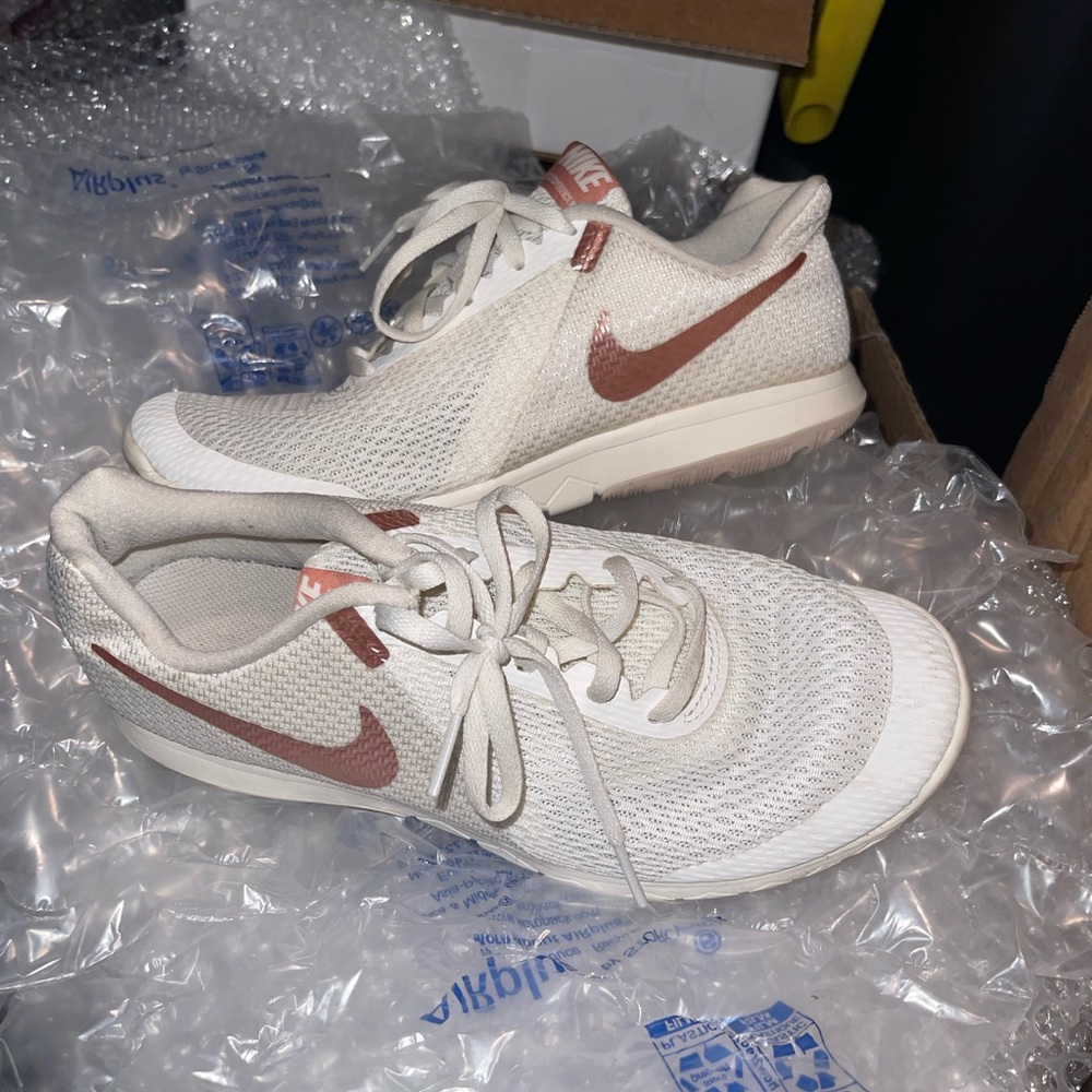 White Nike tennis shoes worn maybe 2 times